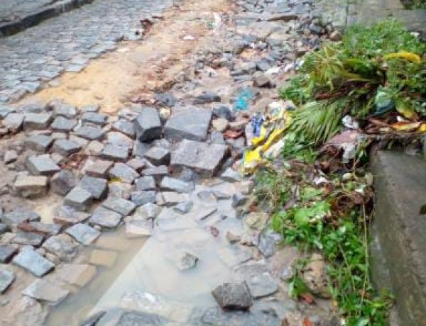 Moradores de Dois Irmãos reclamam de rua esburacada e cobram medidas