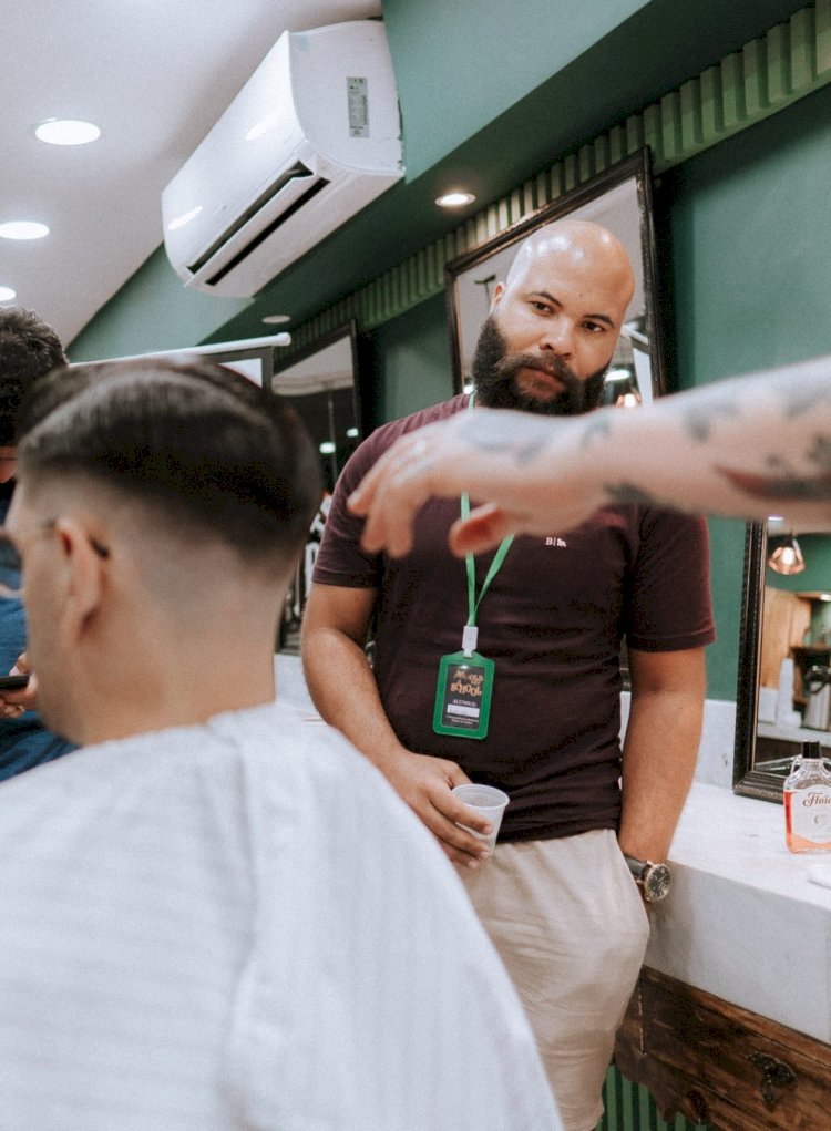 Barbearia Fiais completa 7 anos com trajetória de superação, vínculos com a comunidade e novidades a caminho