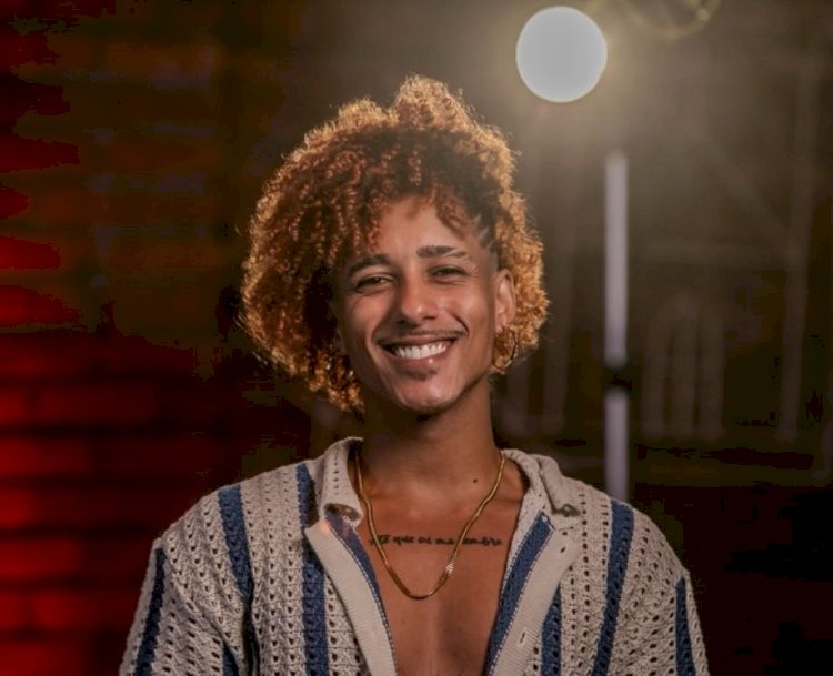 Matheus Poeta lança EP “Encantos do Poeta” com releituras do brega e músicas autorais